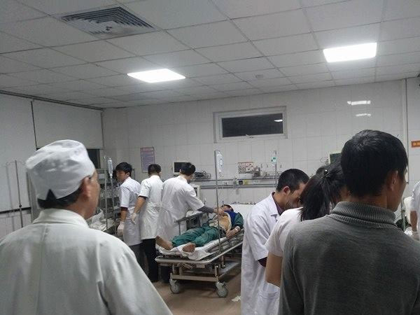 Sập giàn giáo tại bến xe Vinh, 10 công nhân nhập viện khẩn cấp