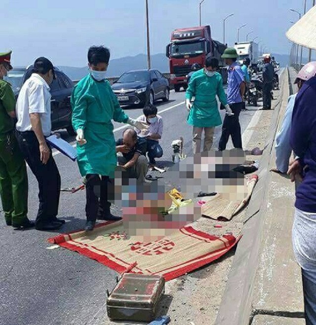 Hãi hùng cảnh buôn bán nơi “điểm đen” tai nạn giao thông