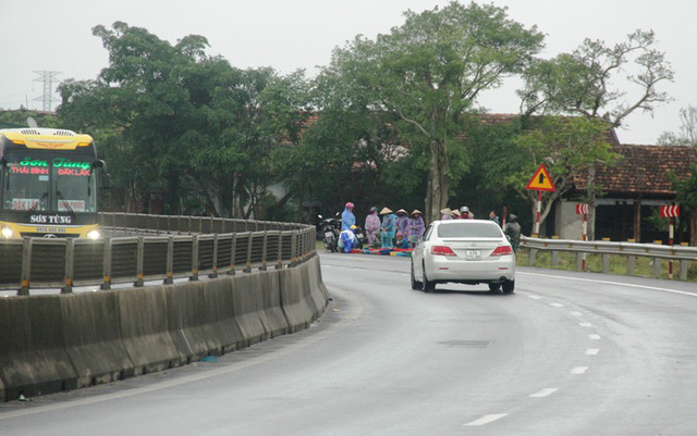 Hãi hùng cảnh buôn bán nơi “điểm đen” tai nạn giao thông