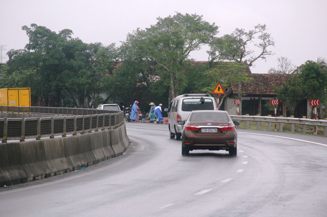 Hãi hùng cảnh buôn bán nơi “điểm đen” tai nạn giao thông