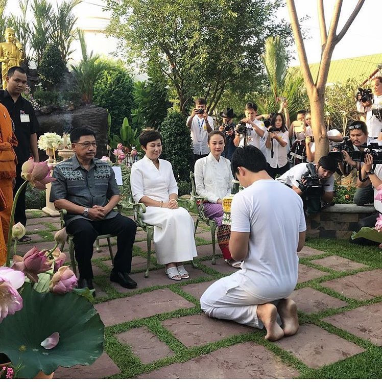 Bạn gái và hàng nghìn người dự lễ tu hành của tài tử Thái Lan