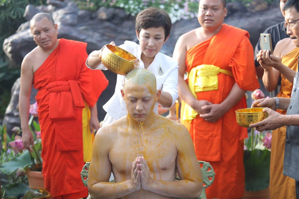 Bạn gái và hàng nghìn người dự lễ tu hành của tài tử Thái Lan