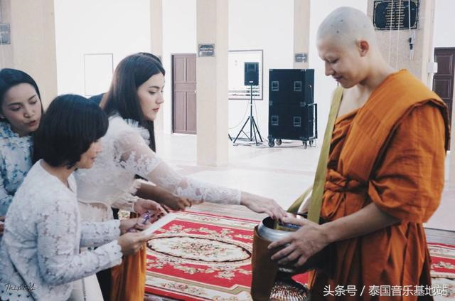 Bạn gái và hàng nghìn người dự lễ tu hành của tài tử Thái Lan