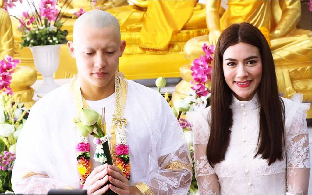 Bạn gái và hàng nghìn người dự lễ tu hành của tài tử Thái Lan