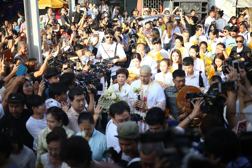 Bạn gái và hàng nghìn người dự lễ tu hành của tài tử Thái Lan