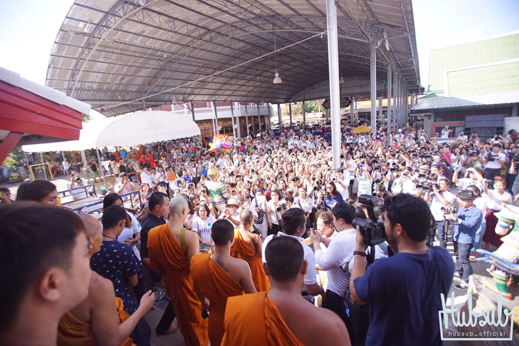 Bạn gái và hàng nghìn người dự lễ tu hành của tài tử Thái Lan