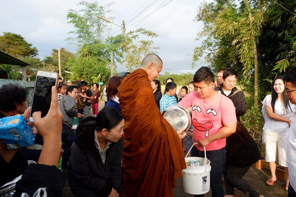 Bạn gái và hàng nghìn người dự lễ tu hành của tài tử Thái Lan