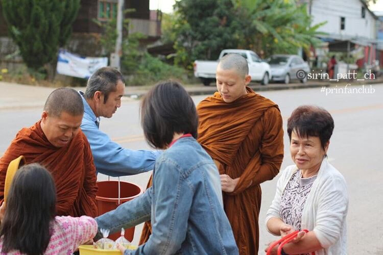 Bạn gái và hàng nghìn người dự lễ tu hành của tài tử Thái Lan