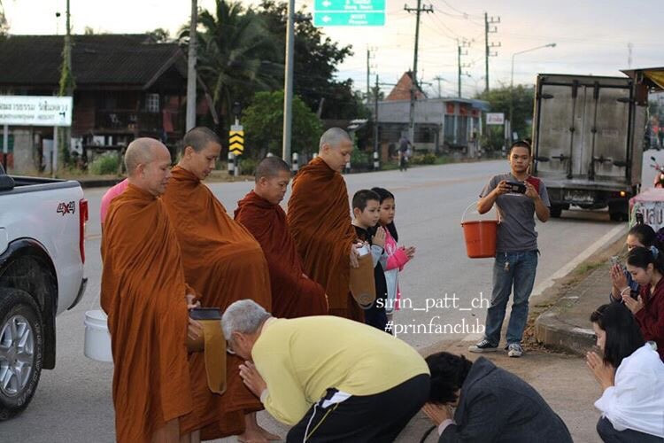 Bạn gái và hàng nghìn người dự lễ tu hành của tài tử Thái Lan