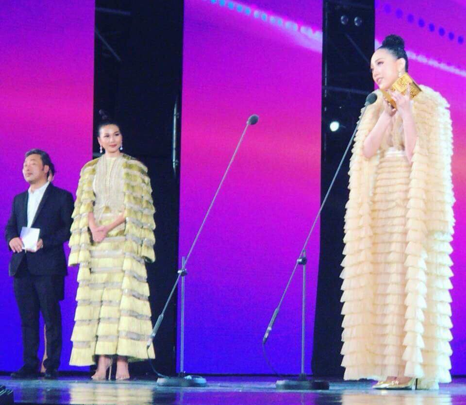 Trên sân khấu MAMA 2017 tại Việt Nam, bỗng xuất hiện toà tháp đôi Petronas bằng người thật... Trên sân khấu MAMA 2017 tại Việt Nam, bỗng xuất hiện toà tháp đôi Petronas bằng người thật...