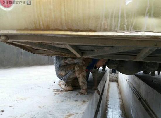 Xót xa 2 bé trai lấm lem bùn đất, trốn dưới gầm xe khách suốt quãng đường 90km vì muốn gặp bố mẹ