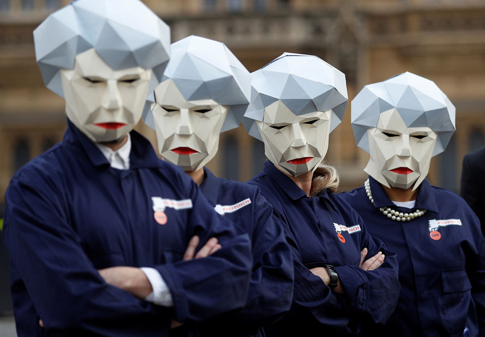 Top ảnh tuần: Tranh cướp Black Friday và hoa hậu tù nhân