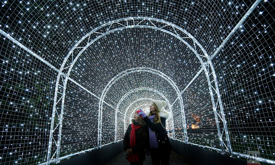 Top ảnh tuần: Tranh cướp Black Friday và hoa hậu tù nhân