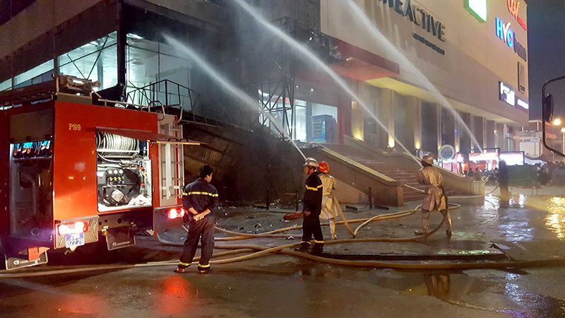 Lửa bao trùm quán trà sữa ở Hồ Gươm Plaza, đồ đạc cháy thành tro