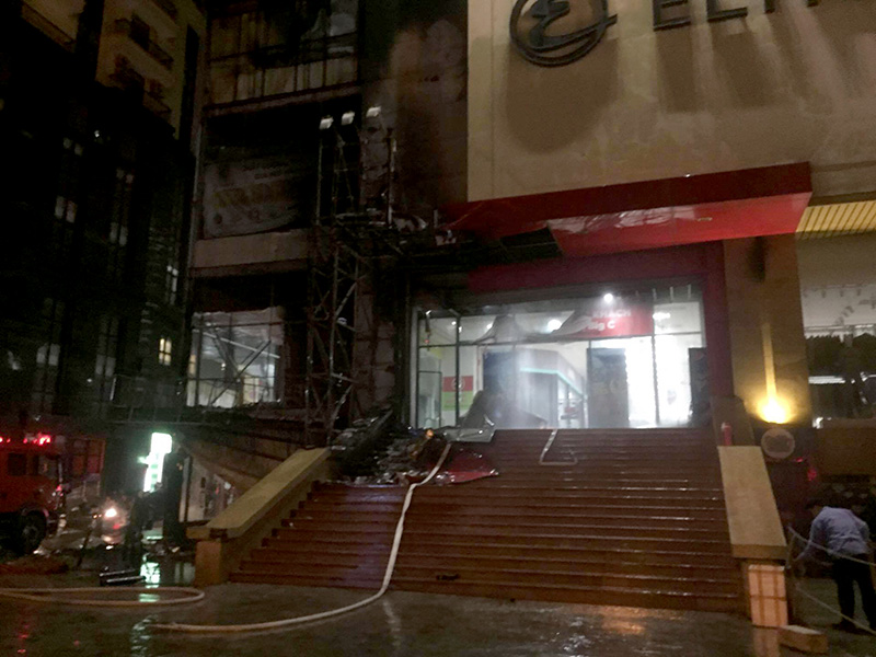 Lửa bao trùm quán trà sữa ở Hồ Gươm Plaza, đồ đạc cháy thành tro