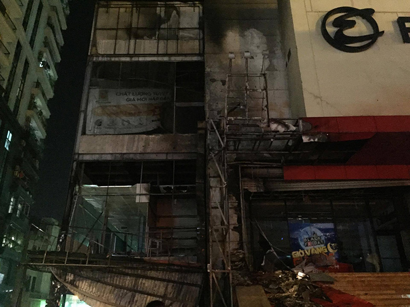 Lửa bao trùm quán trà sữa ở Hồ Gươm Plaza, đồ đạc cháy thành tro