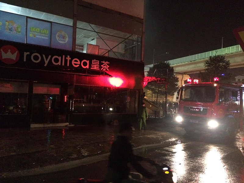 Lửa bao trùm quán trà sữa ở Hồ Gươm Plaza, đồ đạc cháy thành tro Lửa bao trùm quán trà sữa ở Hồ Gươm Plaza, đồ đạc cháy thành tro