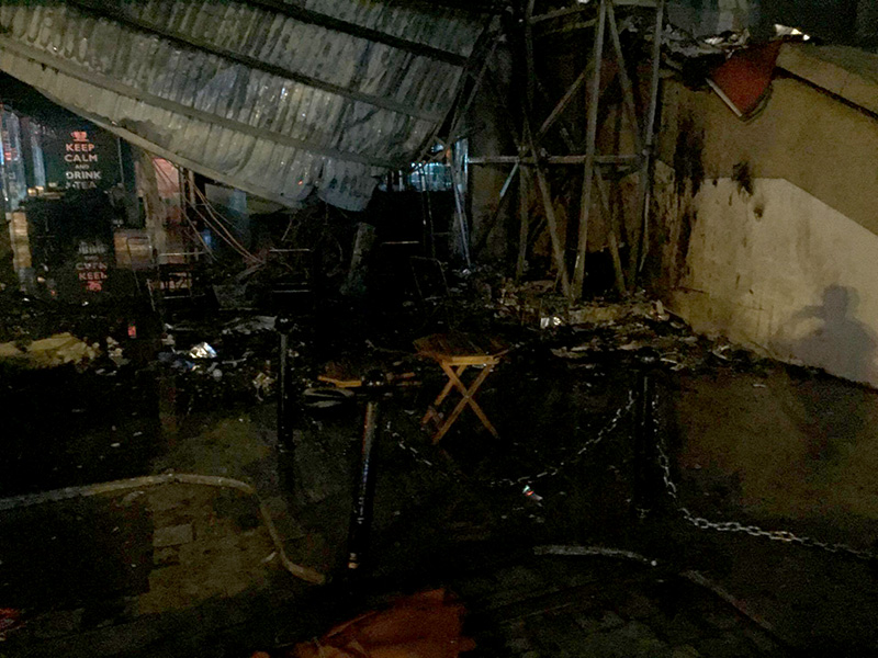 Lửa bao trùm quán trà sữa ở Hồ Gươm Plaza, đồ đạc cháy thành tro