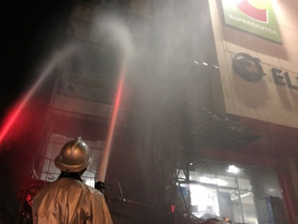 Lửa bao trùm quán trà sữa ở Hồ Gươm Plaza, đồ đạc cháy thành tro