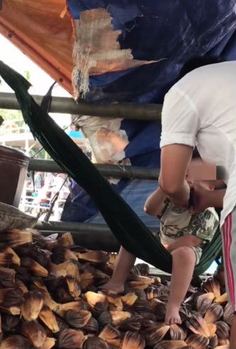 Nhóm người châm lửa và cổ vũ bé trai hút thuốc lá gây phẫn nộ cộng đồng mạng