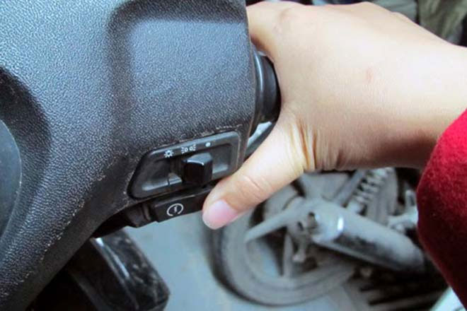 Trời lạnh xe máy khó đề vào buổi sáng phải làm sao?