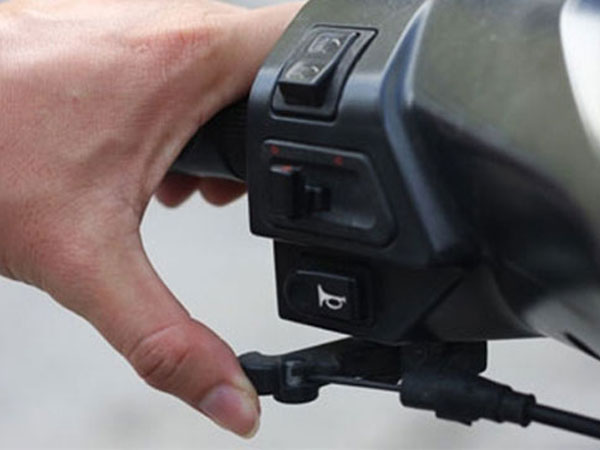 Trời lạnh xe máy khó đề vào buổi sáng phải làm sao?