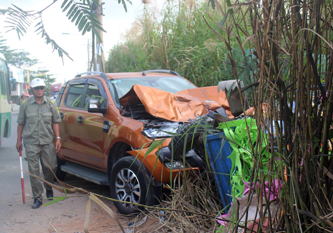 Ôtô Ford Ranger húc văng xe ba gác, một người chết tại chỗ