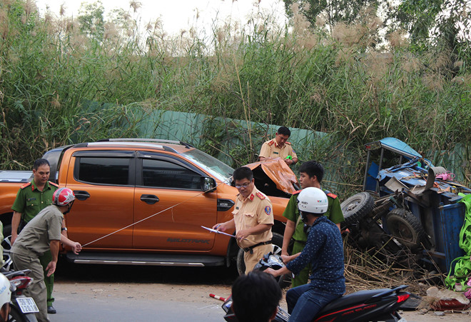 Ôtô Ford Ranger húc văng xe ba gác, một người chết tại chỗ