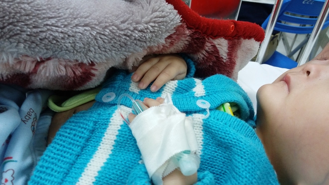 Vụ bé trai có cái đầu to khác lạ bị bố bỏ mẹ con đi lấy vợ khác: Tiên lượng xấu, gia đình xin về