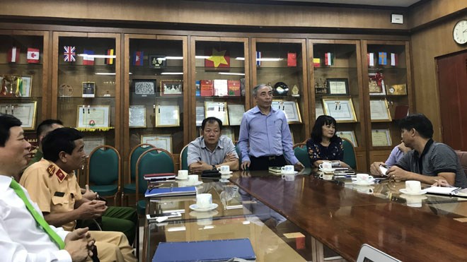 Bệnh viện Bạch Mai trần tình về vụ taxi độc quyền trong bệnh viện