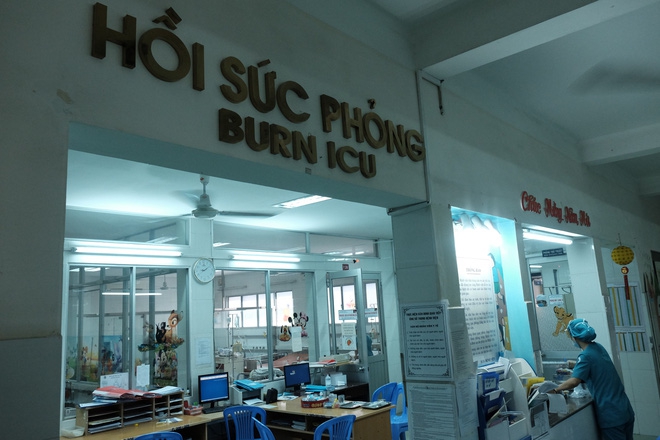 Nến rớt xuống bình xăng dưới giường, hai mẹ con thai phụ bỏng nặng, chồng chưa cưới ôm tiền ủng hộ bỏ trốn