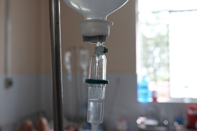 Nến rớt xuống bình xăng dưới giường, hai mẹ con thai phụ bỏng nặng, chồng chưa cưới ôm tiền ủng hộ bỏ trốn