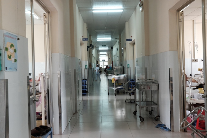 Nến rớt xuống bình xăng dưới giường, hai mẹ con thai phụ bỏng nặng, chồng chưa cưới ôm tiền ủng hộ bỏ trốn