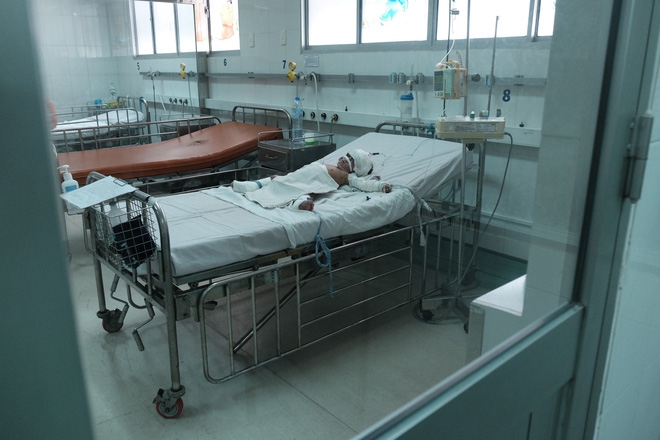 Nến rớt xuống bình xăng dưới giường, hai mẹ con thai phụ bỏng nặng, chồng chưa cưới ôm tiền ủng hộ bỏ trốn