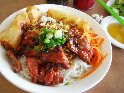 Một tô bún thịt nướng chứa bao nhiêu calo?