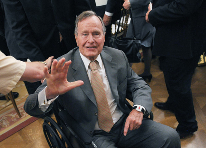 Cựu Tổng thống Bush ‘cha’ bị 2 nữ diễn viên tố sàm sỡ