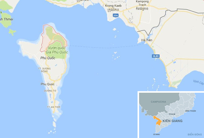 Chạy trốn cảnh sát, ôtô bán tải kéo lê xe máy rồi cháy trơ khung