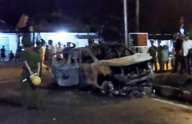 Chạy trốn cảnh sát, ôtô bán tải kéo lê xe máy rồi cháy trơ khung