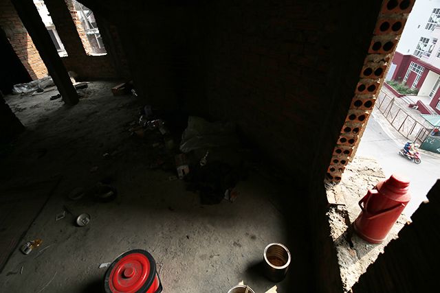 Tập kích hang ổ con nghiện trong căn biệt thự bạc tỉ giữa Thủ đô