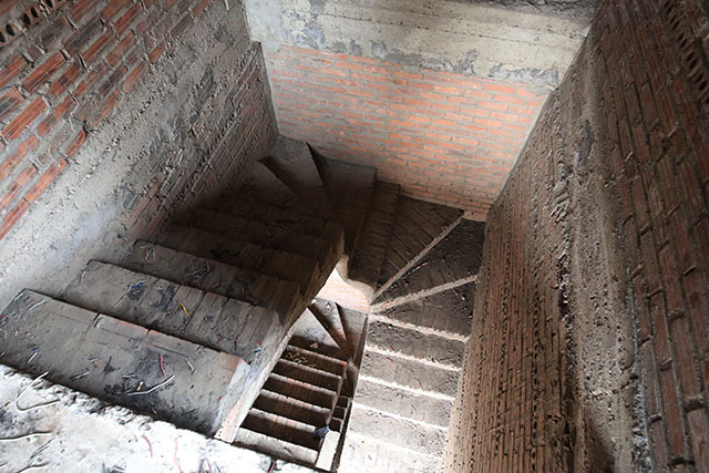 Tập kích hang ổ con nghiện trong căn biệt thự bạc tỉ giữa Thủ đô