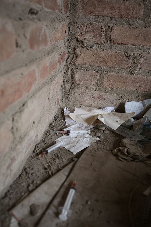 Tập kích hang ổ con nghiện trong căn biệt thự bạc tỉ giữa Thủ đô