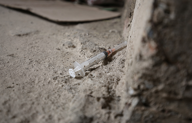 Tập kích hang ổ con nghiện trong căn biệt thự bạc tỉ giữa Thủ đô