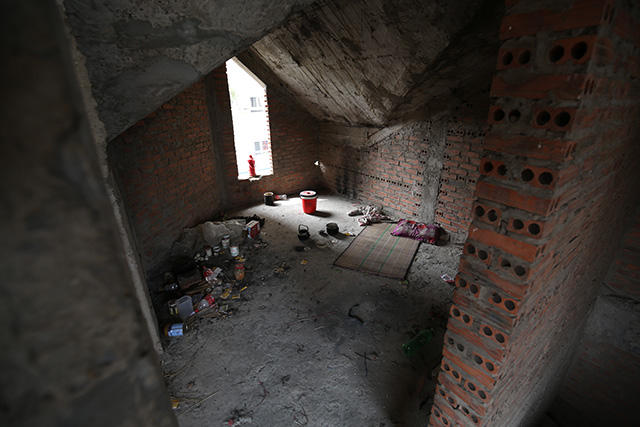 Tập kích hang ổ con nghiện trong căn biệt thự bạc tỉ giữa Thủ đô