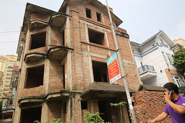 Tập kích hang ổ con nghiện trong căn biệt thự bạc tỉ giữa Thủ đô