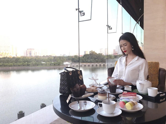 Cuộc sống sang chảnh, xa hoa của 4 cô nàng xinh đẹp trong Hội con nhà giàu Việt Nam Cuộc sống sang chảnh, xa hoa của 4 cô nàng xinh đẹp trong Hội con nhà giàu Việt Nam