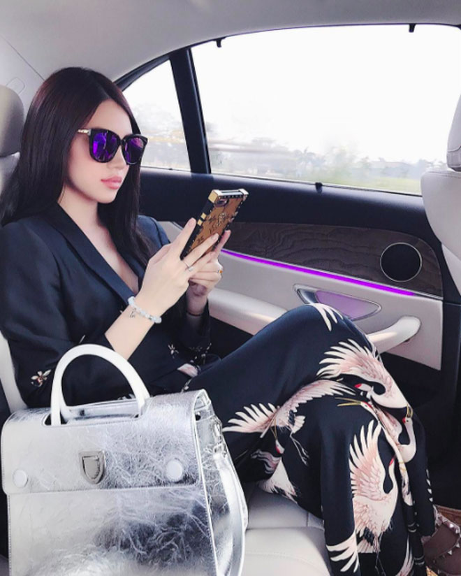 Cuộc sống sang chảnh, xa hoa của 4 cô nàng xinh đẹp trong Hội con nhà giàu Việt Nam Cuộc sống sang chảnh, xa hoa của 4 cô nàng xinh đẹp trong Hội con nhà giàu Việt Nam