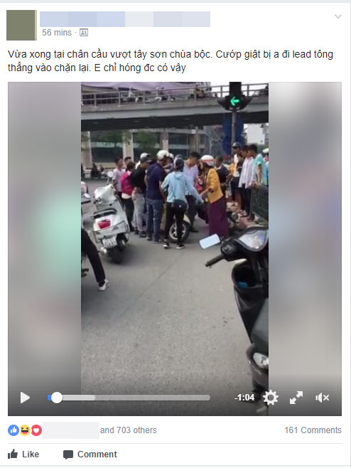 Clip: Nam thanh niên lao thẳng xe máy, chặn bắt đối tượng nghi dàn cảnh giật balo của một phụ nữ trên phố Hà Nội