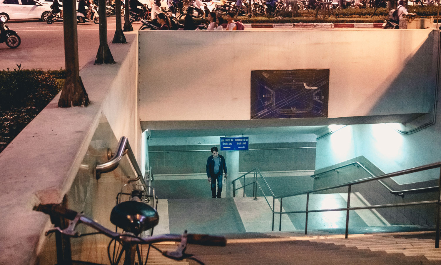 Chùm ảnh: Một nhịp sống Hà Nội thật khác ở phố đi bộ 12 cửa dưới lòng đất trong 10 năm qua