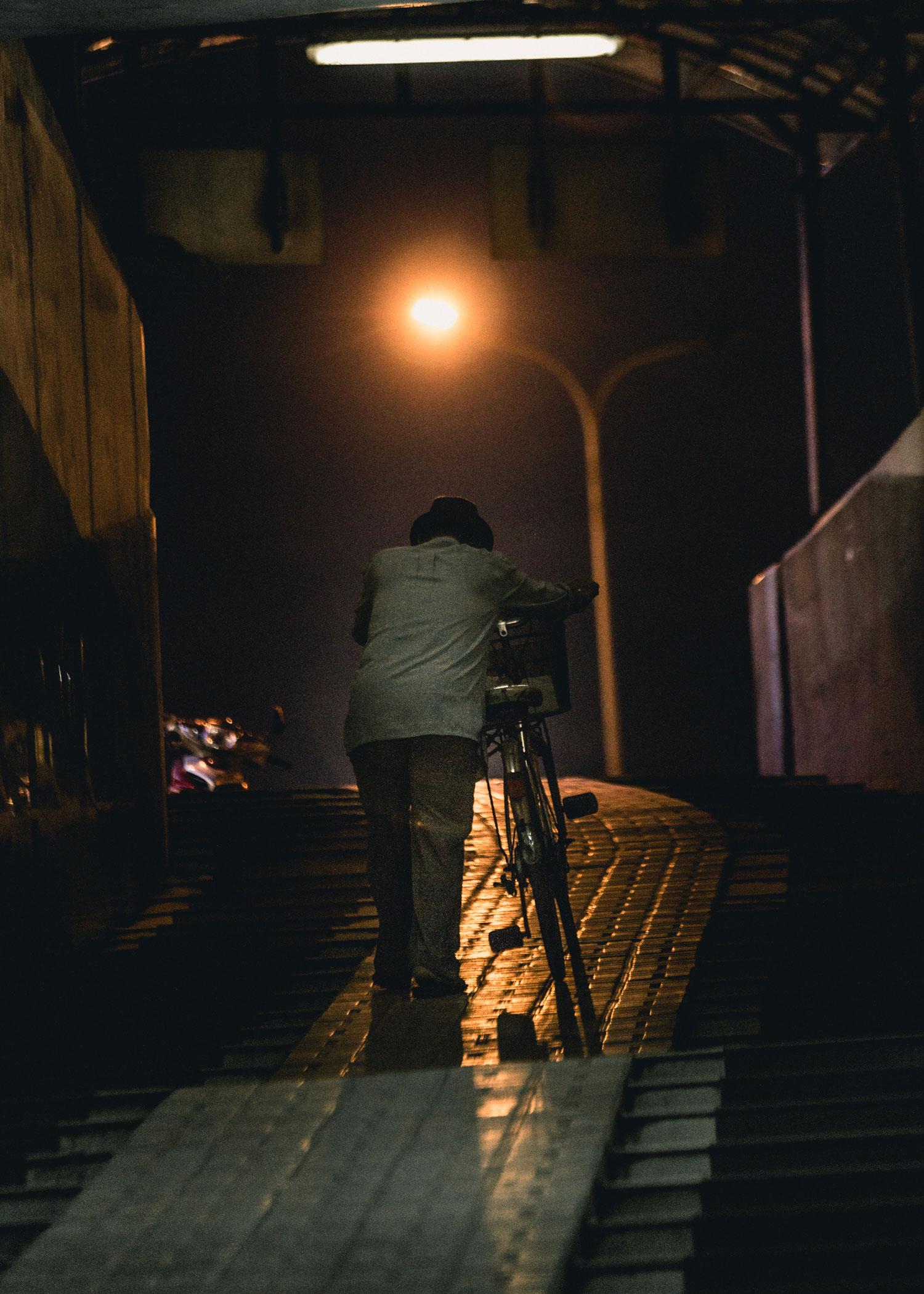 Chùm ảnh: Một nhịp sống Hà Nội thật khác ở phố đi bộ 12 cửa dưới lòng đất trong 10 năm qua