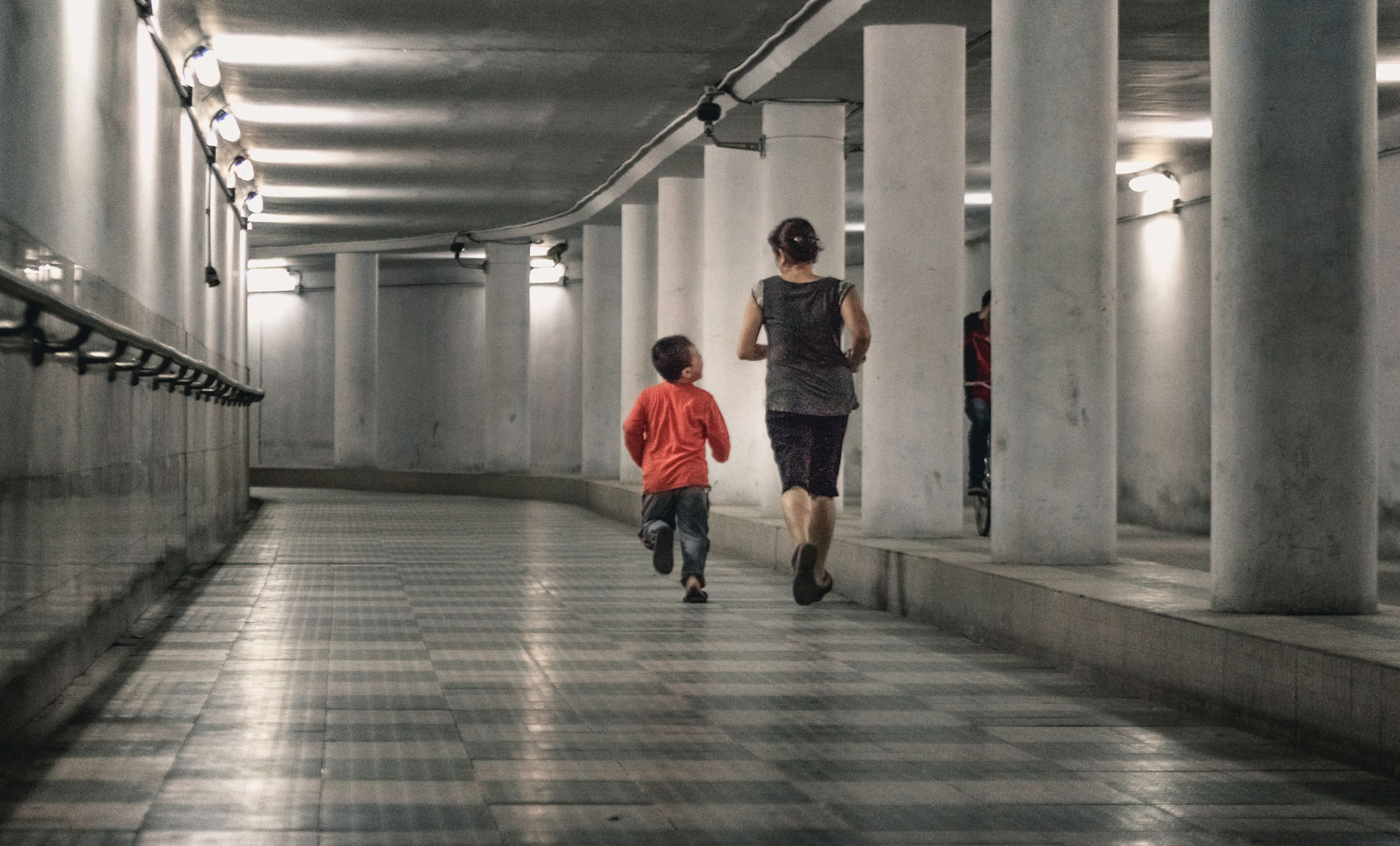 Chùm ảnh: Một nhịp sống Hà Nội thật khác ở phố đi bộ 12 cửa dưới lòng đất trong 10 năm qua